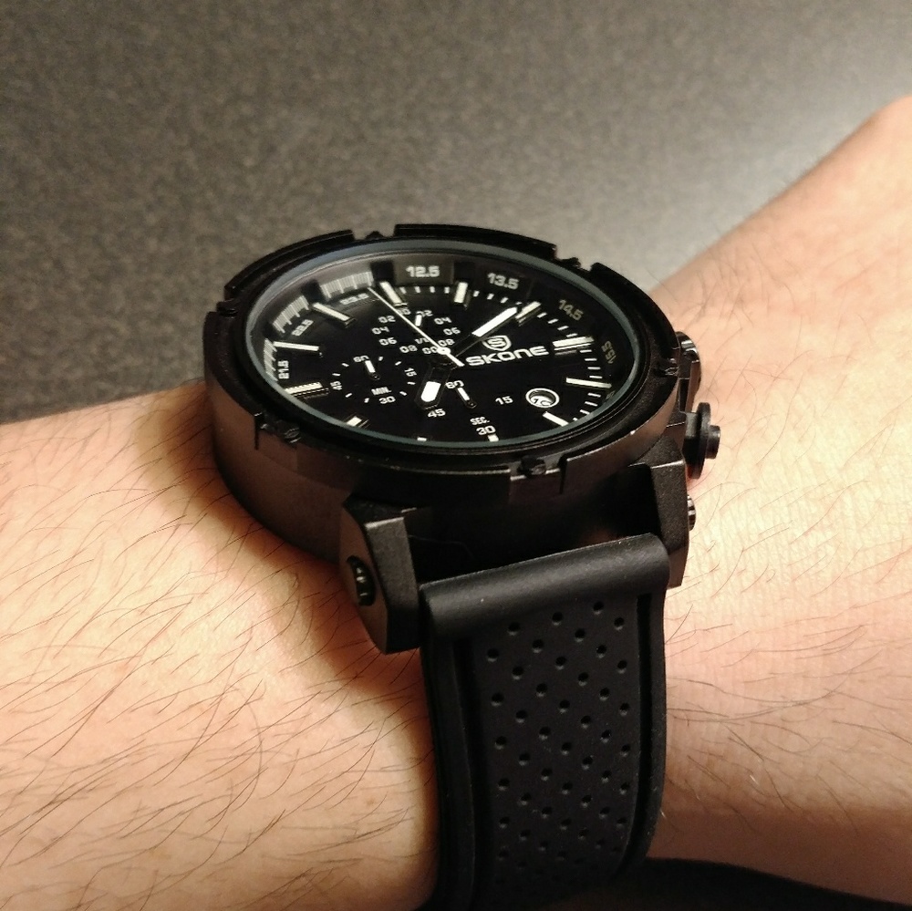 Large Rugged Metal Men's Watch - Picture 2 of 4